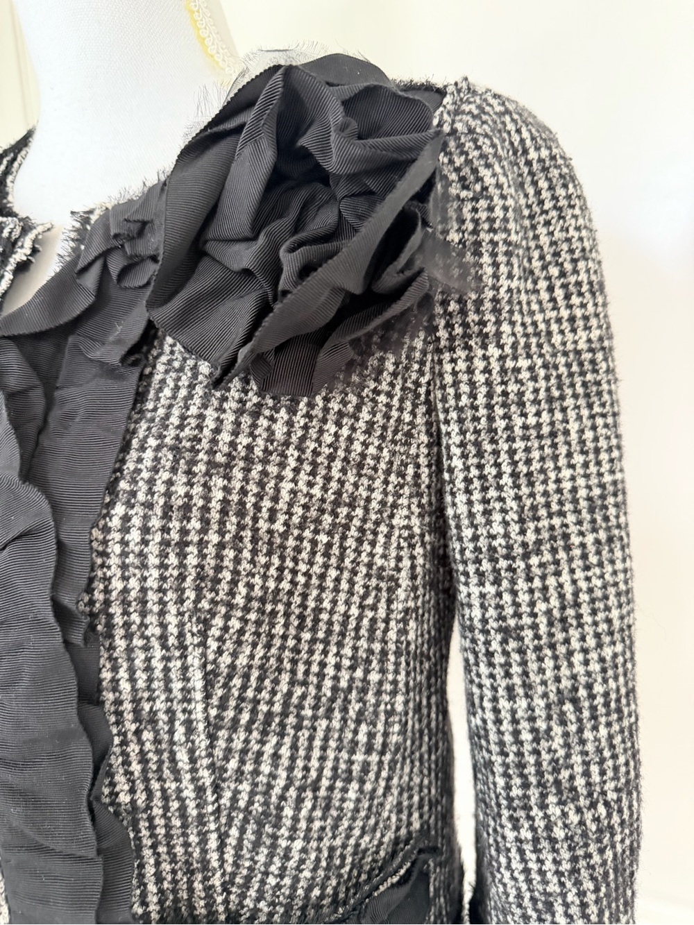 Ann Taylor Black and White Tweed Floral Accent Cropped Jacket 6P - Picture 5 of 8